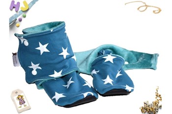 Fleece Stay on Booties in Teal Stars